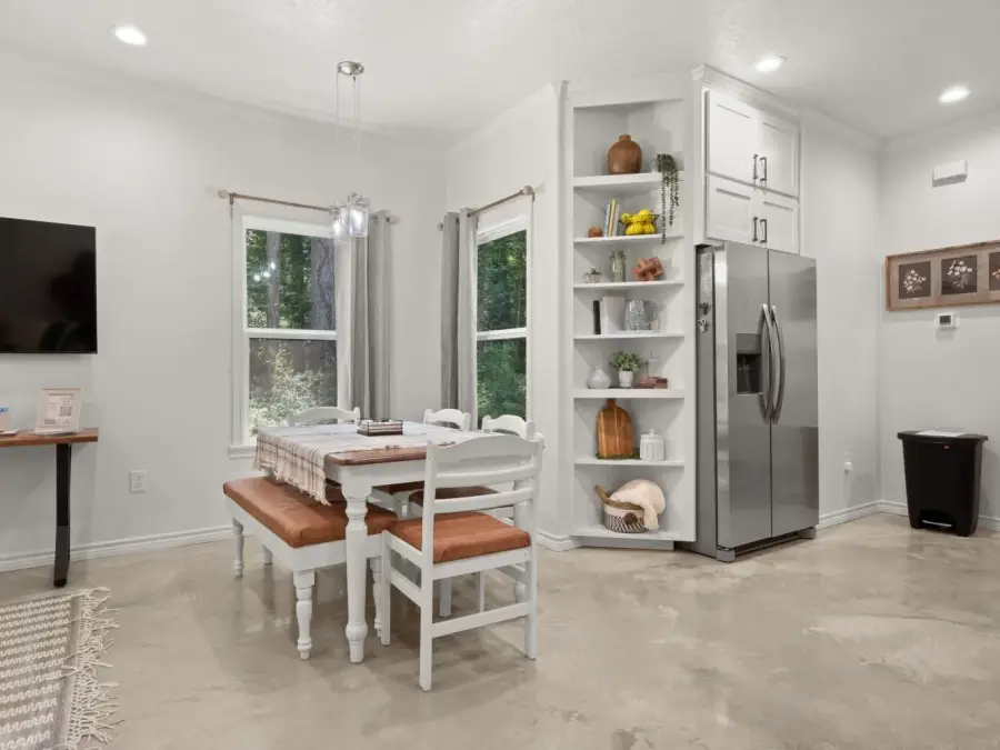 The dining table has seating for 6. The dining table has seating for 6.