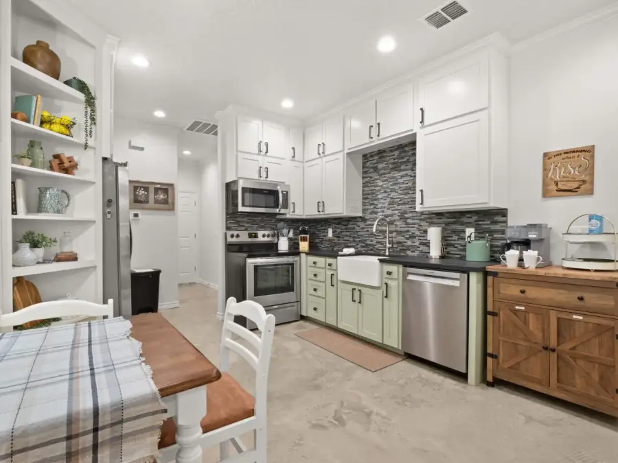 The kitchen is well equipped to handle 6 guests. The kitchen is well equipped to handle 6 guests.