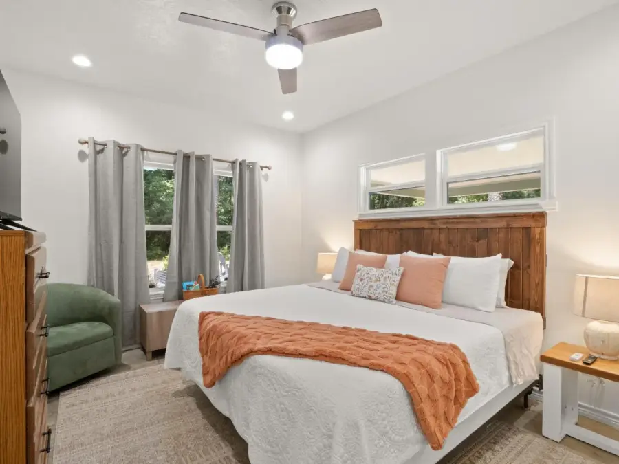 King size bed and a flatscreen television. Internet is DSL. King size bed and a flatscreen television. Internet is DSL.