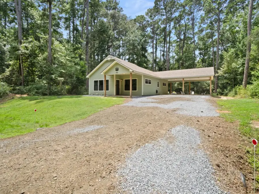 Plenty of parking in the driveway and carport. Plenty of parking in the driveway and carport.
