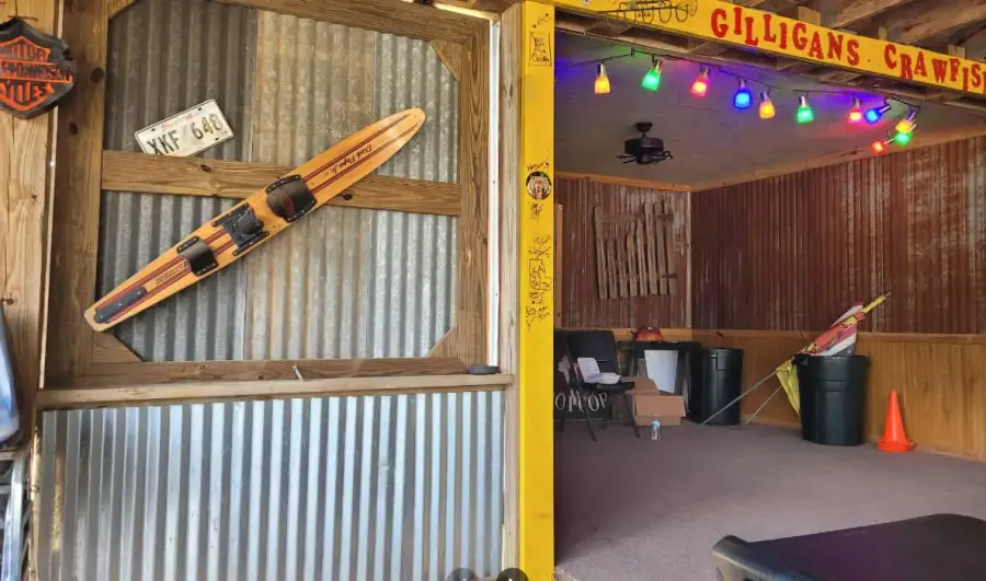 Check out nearby Gilligans On The Bend for good food and live music. Check out nearby Gilligans On The Bend for good food and live music.